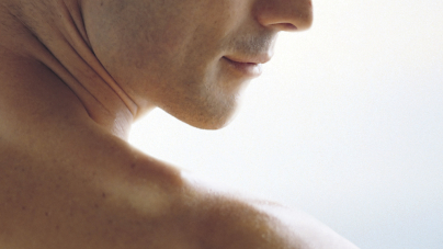Épilation masculine : quelles solutions pour se débarrasser des poils ?