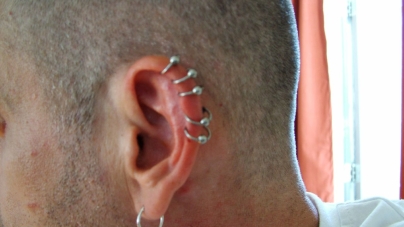 Un accessoire tendance à adopter illico : le piercing helix !
