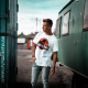 T-shirt, un incontournable du dressing : comment bien le porter
