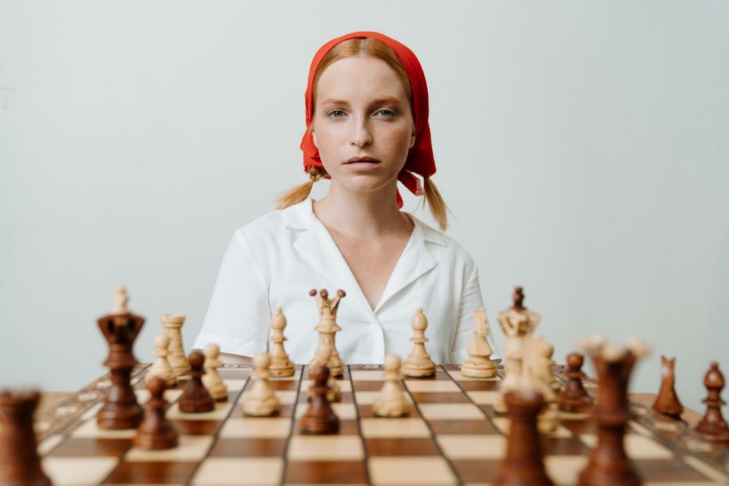 femme de l'est jouant aux echecs