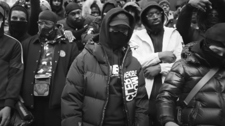 Pourquoi la cagoule est à la mode en France ?