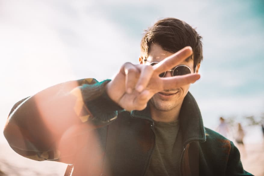 un homme porte des lunettes de soleil