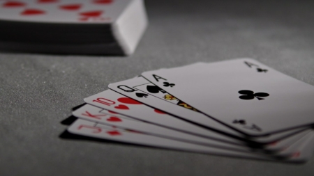 Comment jouer au poker quand on est débutant ?