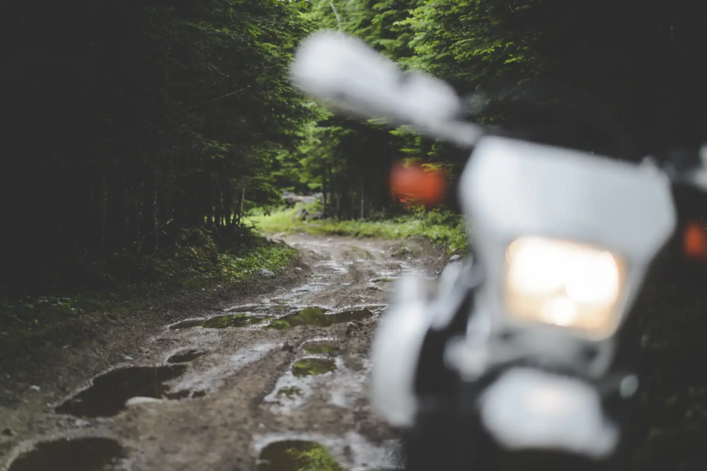 Rouler en moto sous la pluie