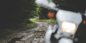 Rouler à moto sous la pluie : astuces et conseils