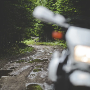 Rouler à moto sous la pluie : astuces et conseils