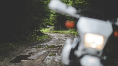 Rouler à moto sous la pluie : astuces et conseils