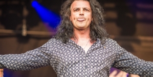 Les bienfaits des cheveux longs chez les hommes