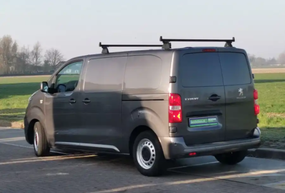 Aménagement Peugeot expert grâce à un kit bois