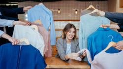 Pourquoi les Vêtements Personnalisés Résistent-ils Mieux au Temps? Top 5 Raisons Révélées