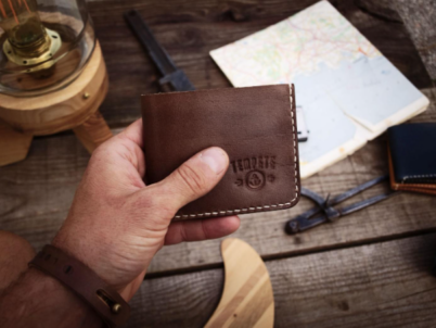 Portefeuille en cuir artisanal : comment le choisir pour elle et pour lui