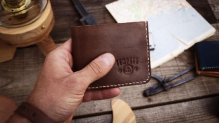Portefeuille en cuir artisanal : comment le choisir pour elle et pour lui