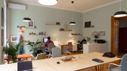 Intégrer des pratiques durables dans le nettoyage de coworking